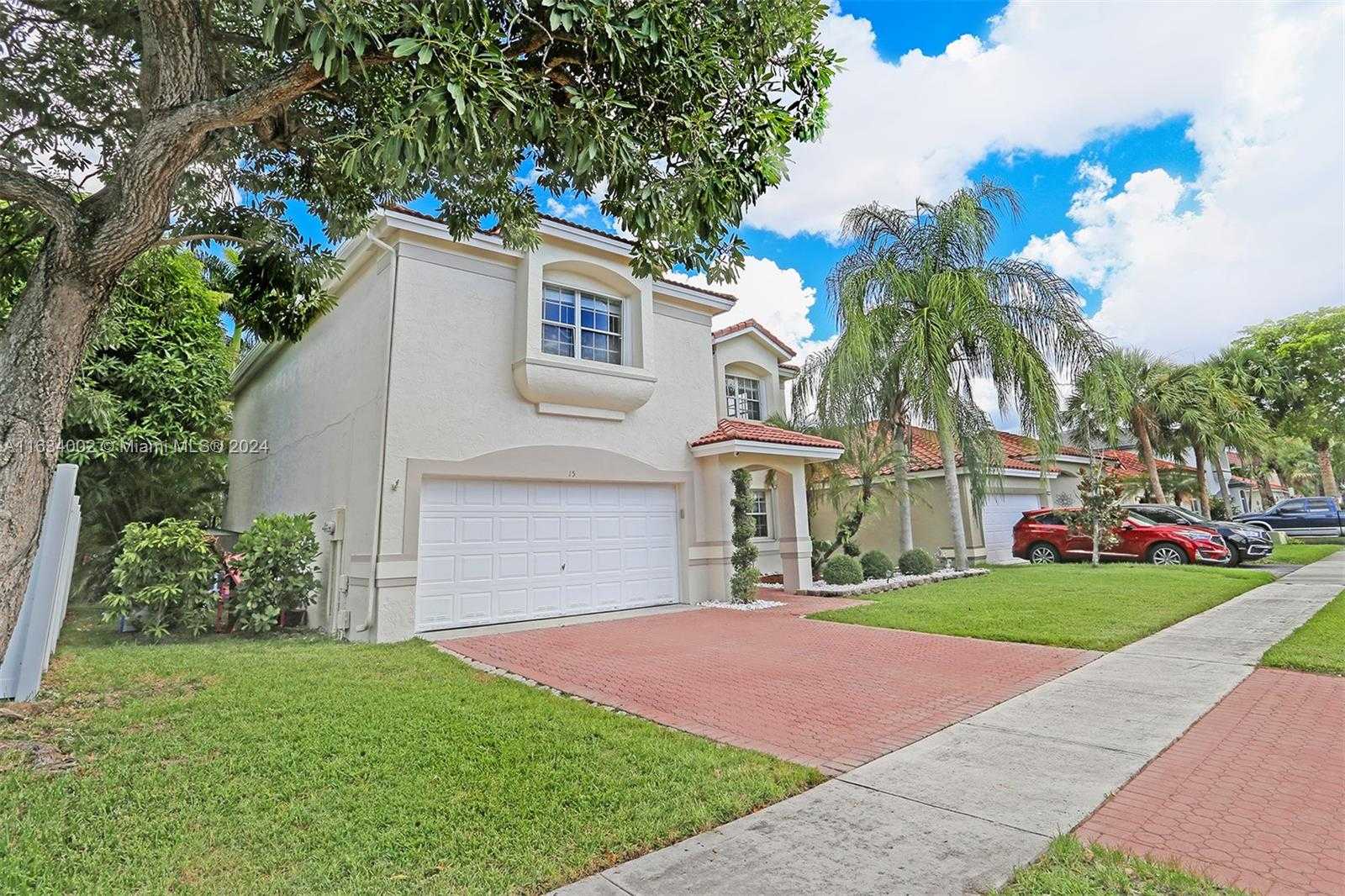 photo 1: 15 Gables Blvd, Weston FL 33326