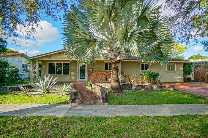 photo 16: 831 NE 182nd St, North Miami Beach FL 33162