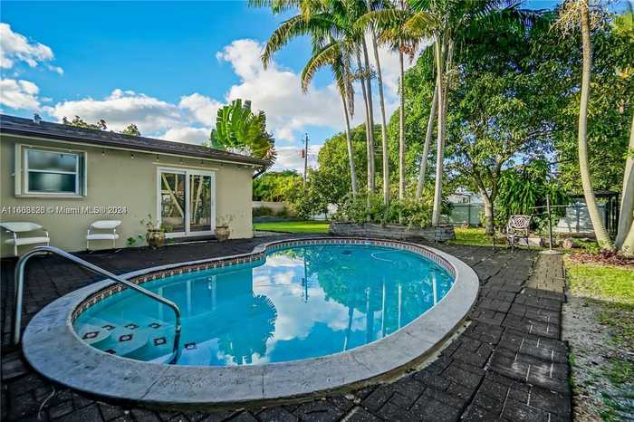 photo 2: 831 NE 182nd St, North Miami Beach FL 33162