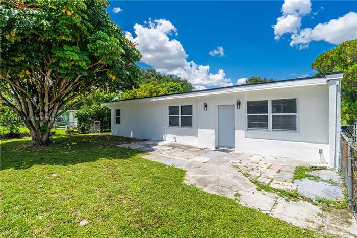 photo 2: 1790 NE 148th St, Miami FL 33181