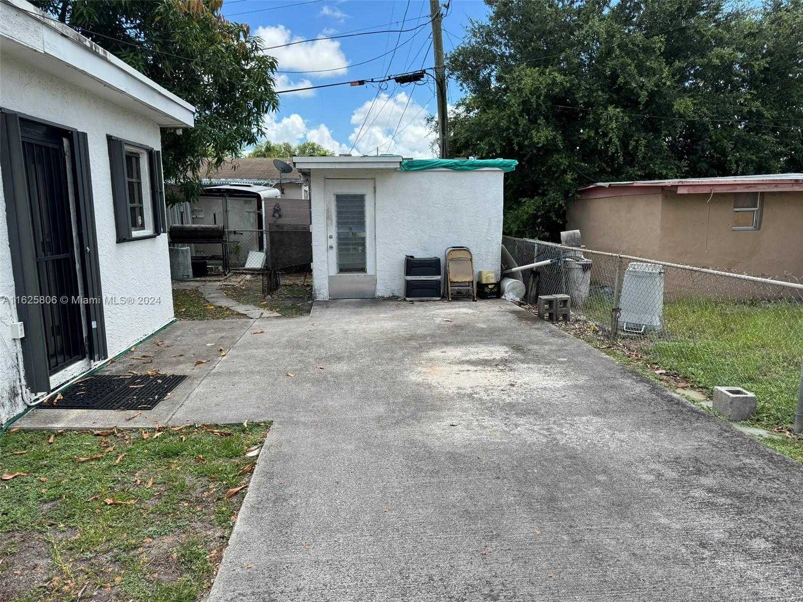 photo 3: 4110 NW 186 Street, Miami Gardens FL 33055