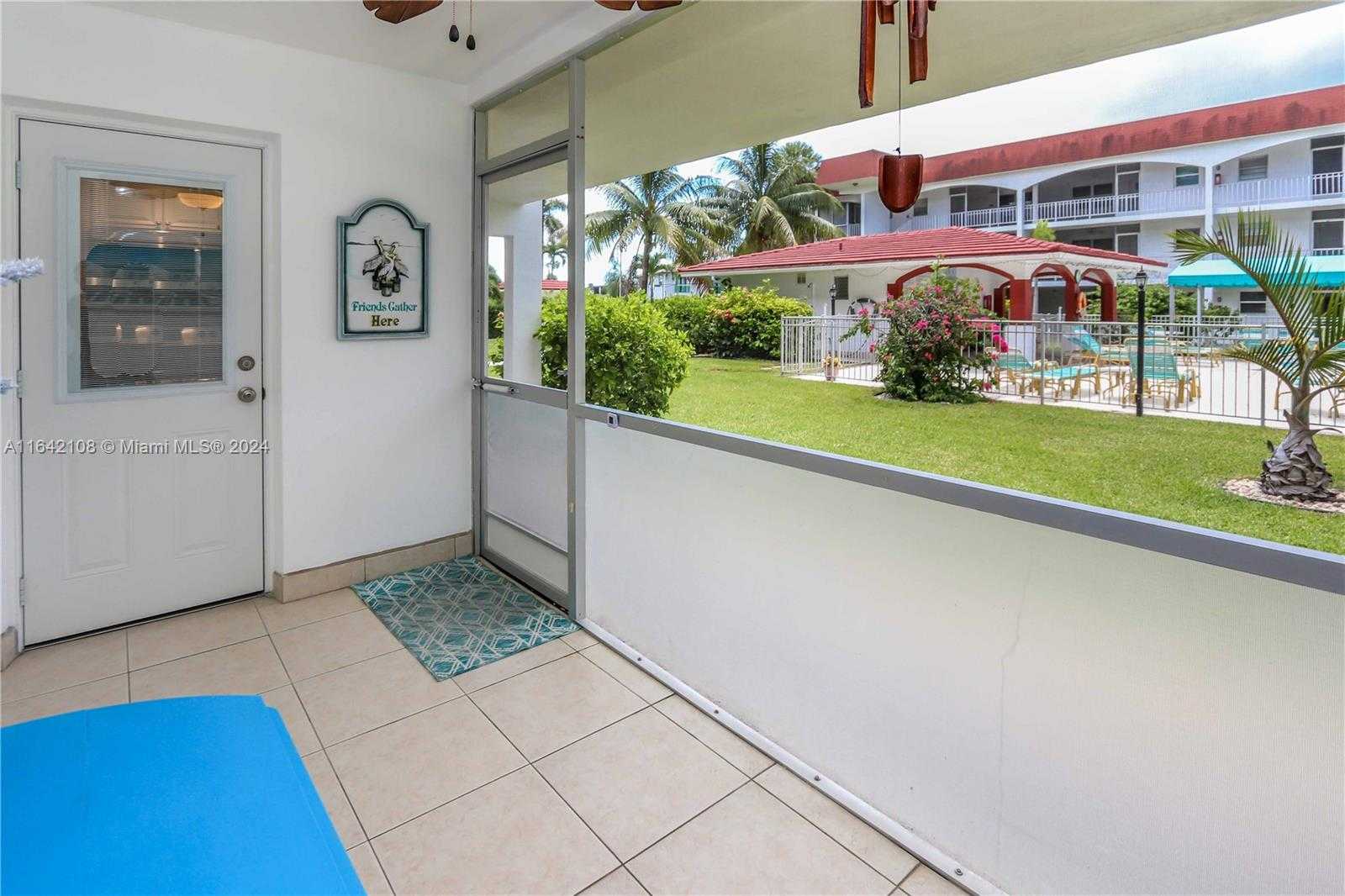 photo 3: 580 Egret Dr Unit 121, Hallandale Beach FL 33009