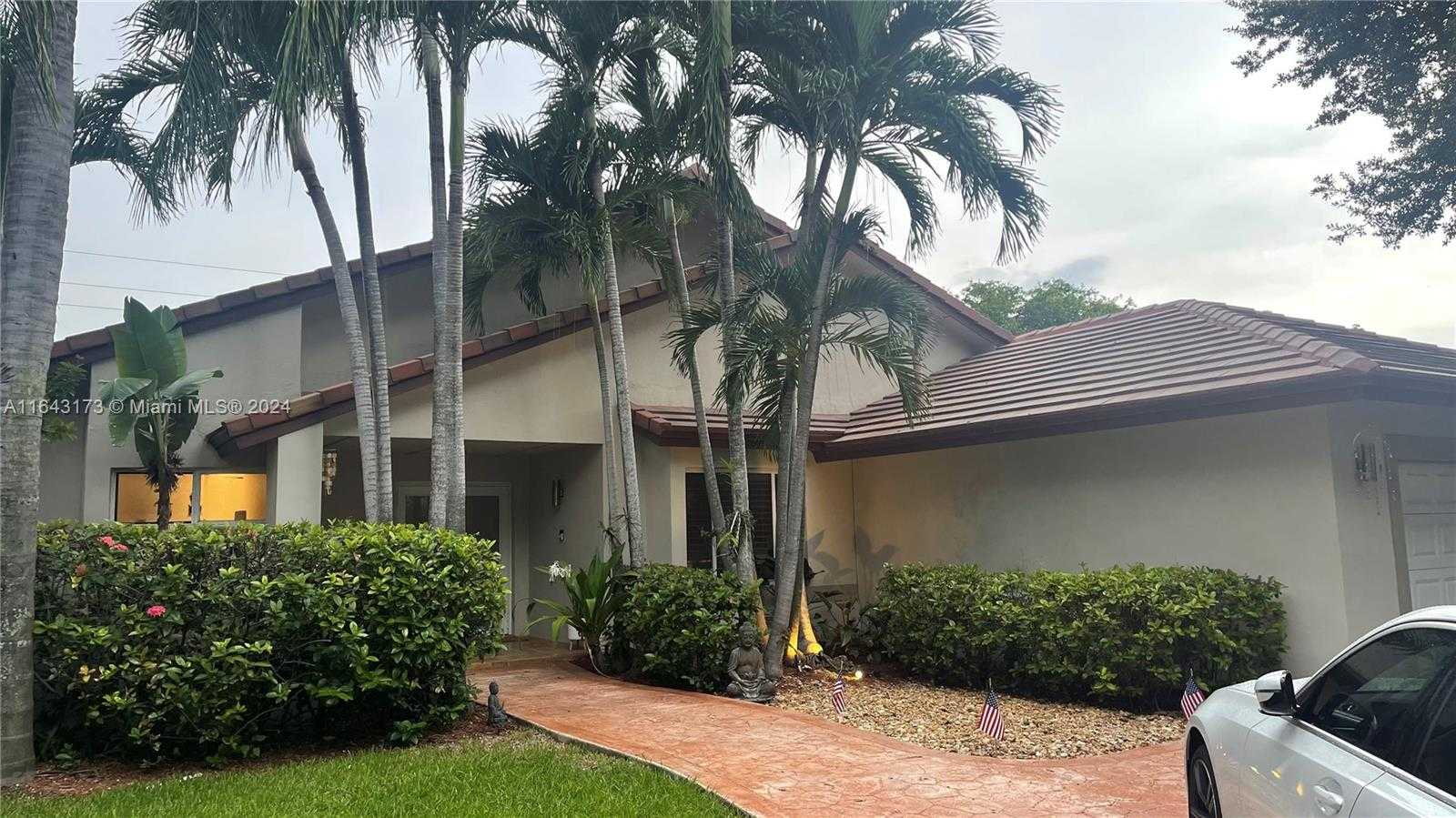 photo 2: 14460 Glencairn Rd, Miami Lakes FL 33016