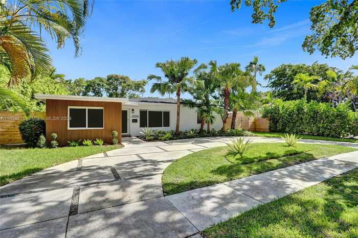 photo 1: 2055 Alamanda Dr, North Miami FL 33181