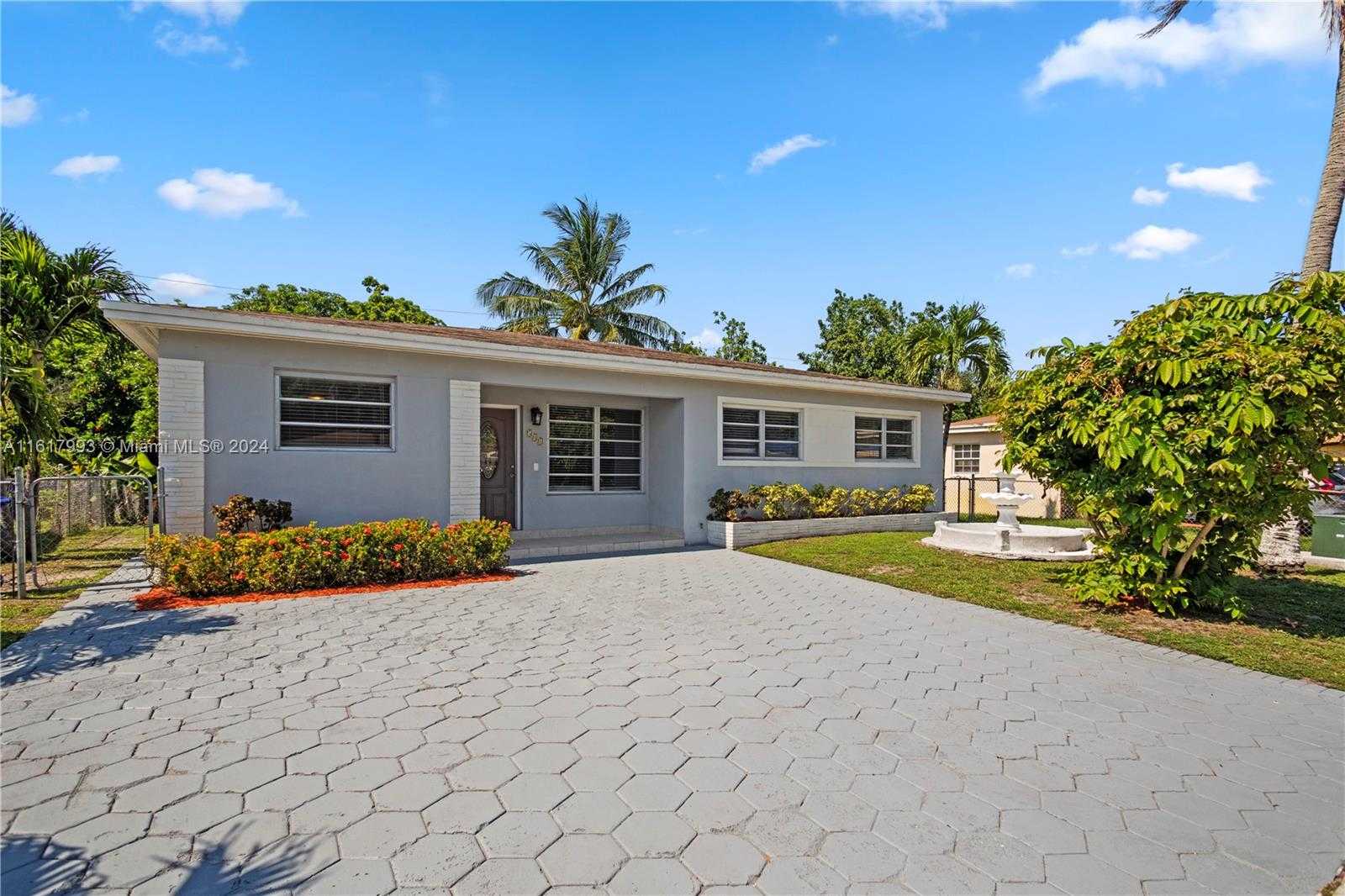 photo 1: 541 NE 174th St, North Miami Beach FL 33162