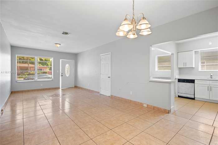 photo 2: 541 NE 174th St, North Miami Beach FL 33162