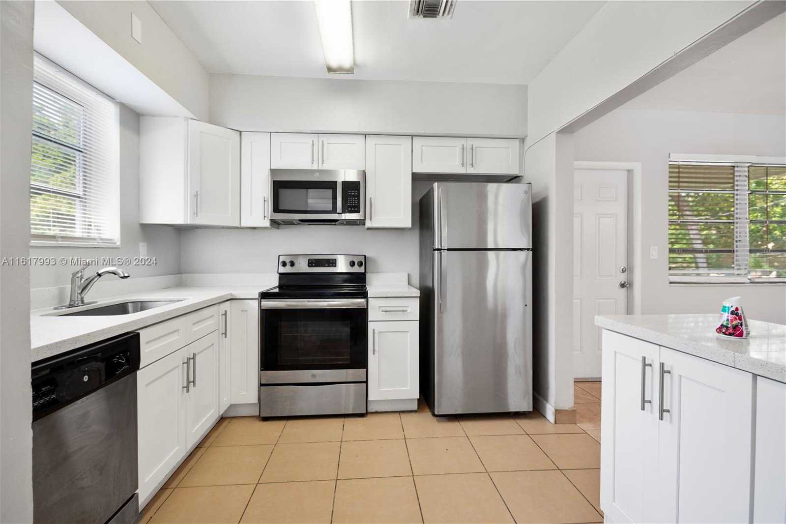 photo 3: 541 NE 174th St, North Miami Beach FL 33162