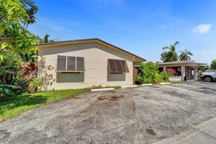 photo 2: 711 NE 10th Ave, Hallandale Beach FL 33009