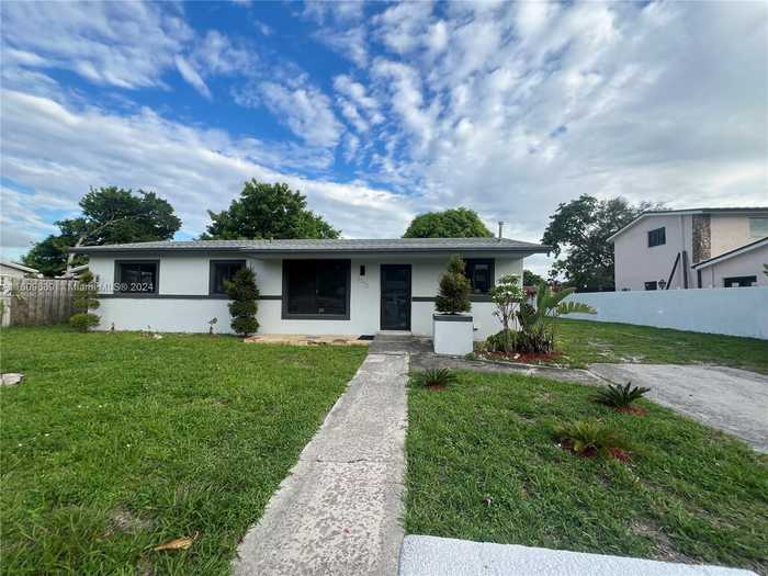 photo 2: 3372 NW 182nd St, Miami Gardens FL 33056