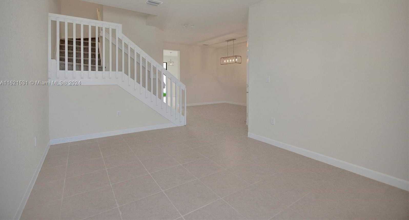 photo 3: 3325 W 111th St, Hialeah FL 33018