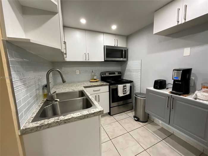 photo 2: 606 W 81st St Unit 405, Hialeah FL 33014