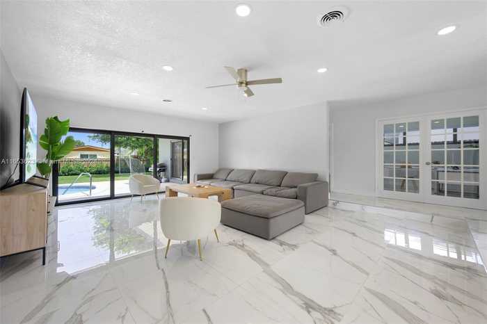 photo 2: 1951 NE 187th Dr, North Miami Beach FL 33179