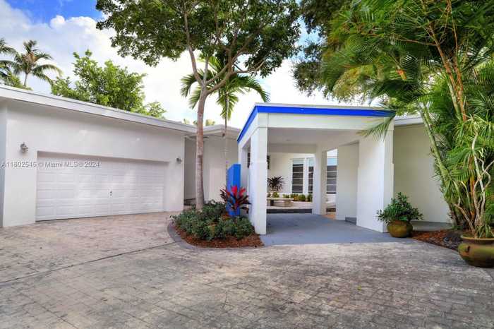 photo 2: 84 Shore Dr W, Coconut Grove FL 33133