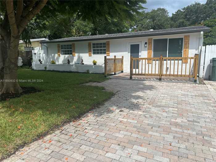 photo 1: 1634 SW 29th Ave, Fort Lauderdale FL 33312