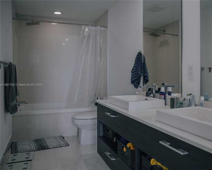 photo 16: 45 SW 9th St Unit 2202, Miami FL 33130