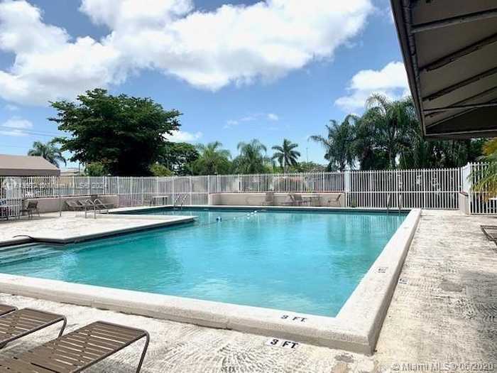 photo 2: 220 NE 12 Ave, Homestead FL 33030