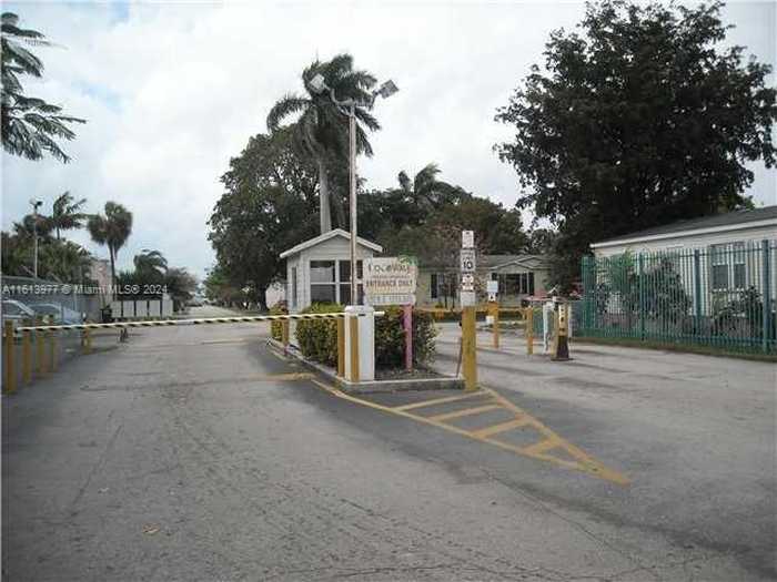 photo 3: 220 NE 12 Ave, Homestead FL 33030