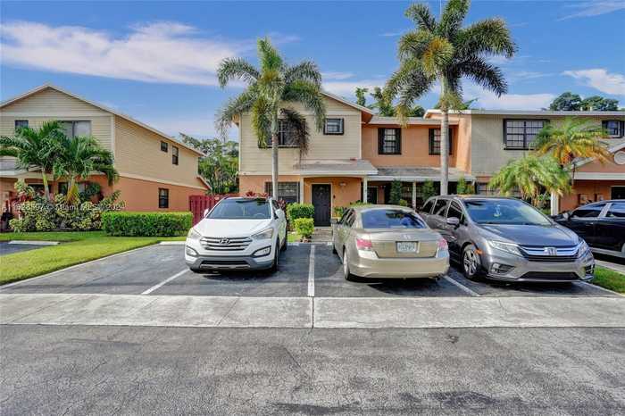 photo 2: 10348 NW 3rd St, Pembroke Pines FL 33026