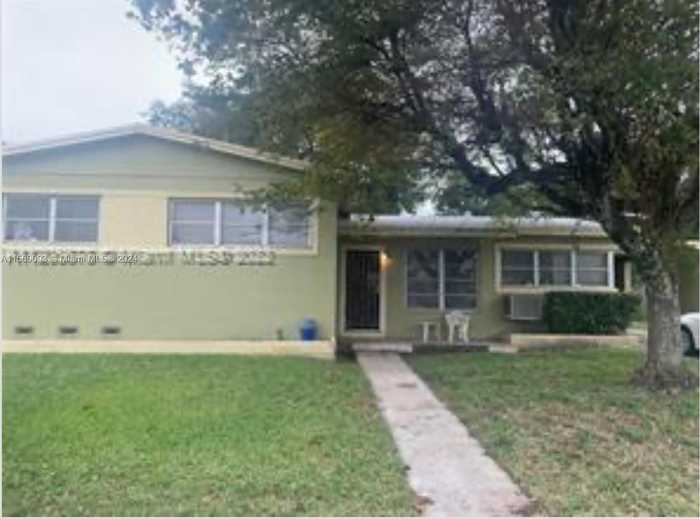 photo 1: 1850 NW 187th Ter, Miami Gardens FL 33056