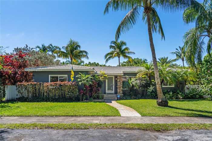 photo 1: 126 NE 109th St, Miami Shores FL 33161