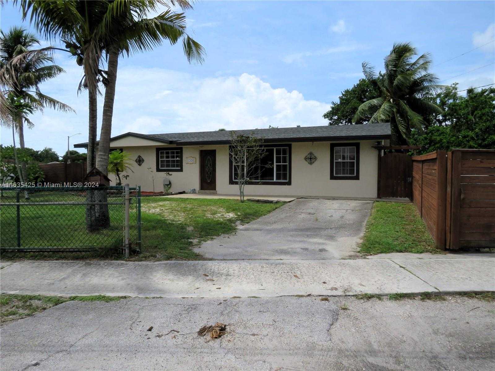 photo 1: 17320 NW 49th Ave, Miami Gardens FL 33055