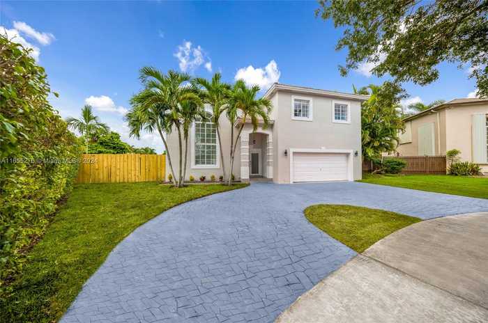 photo 1: 9055 NW 168th Ter, Miami Lakes FL 33018