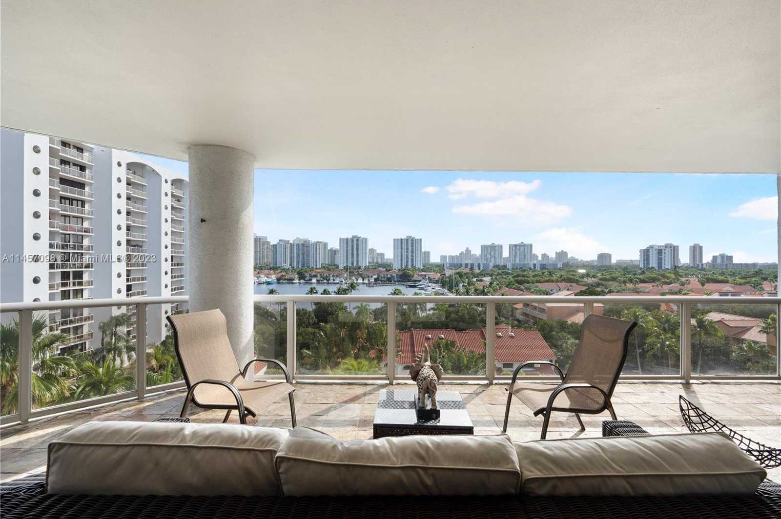 photo 2: 3600 Yacht Club Dr Unit 803, Aventura FL 33180