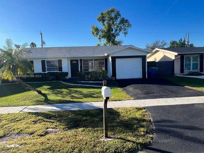 photo 2: 11520 NW 31st Pl, Sunrise FL 33323