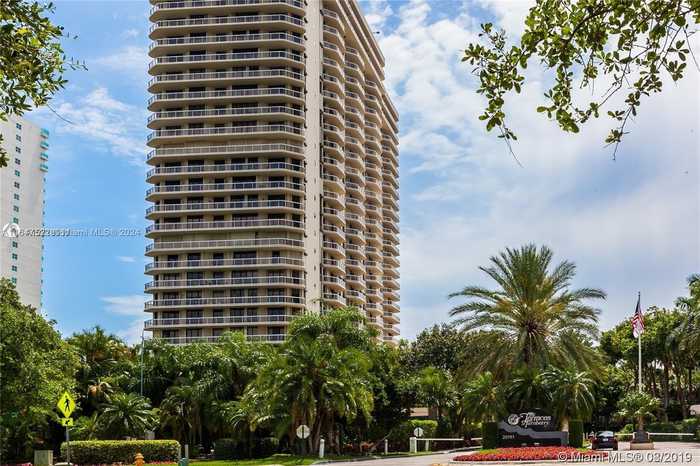 photo 1: 20191 E Country Club Dr Unit 910, Aventura FL 33180