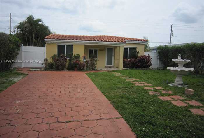 photo 1: 17031 NE 18th Ave, North Miami Beach FL 33162