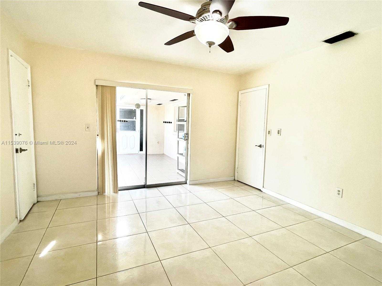 photo 3: 2060 NE 185th Ter, North Miami Beach FL 33179