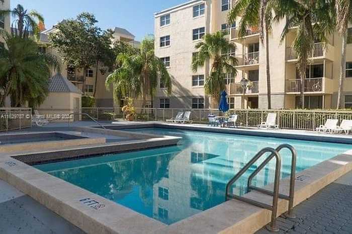 photo 2: 8353 Lake Dr Unit 202, Doral FL 33166