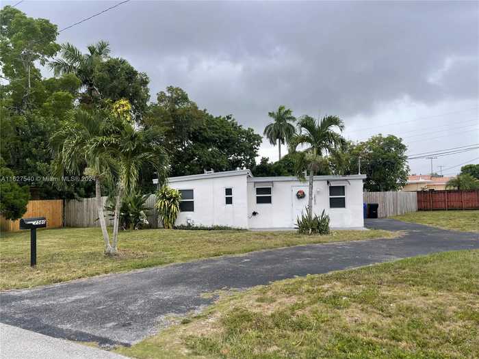 photo 1: 2580 SW 6th Ct, Fort Lauderdale FL 33312