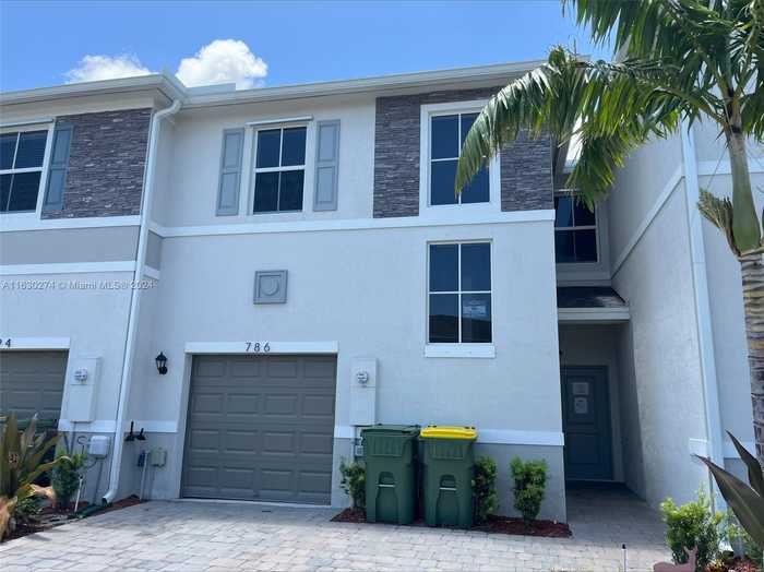 photo 1: 786 SE 18th St Unit 0, Homestead FL 33034