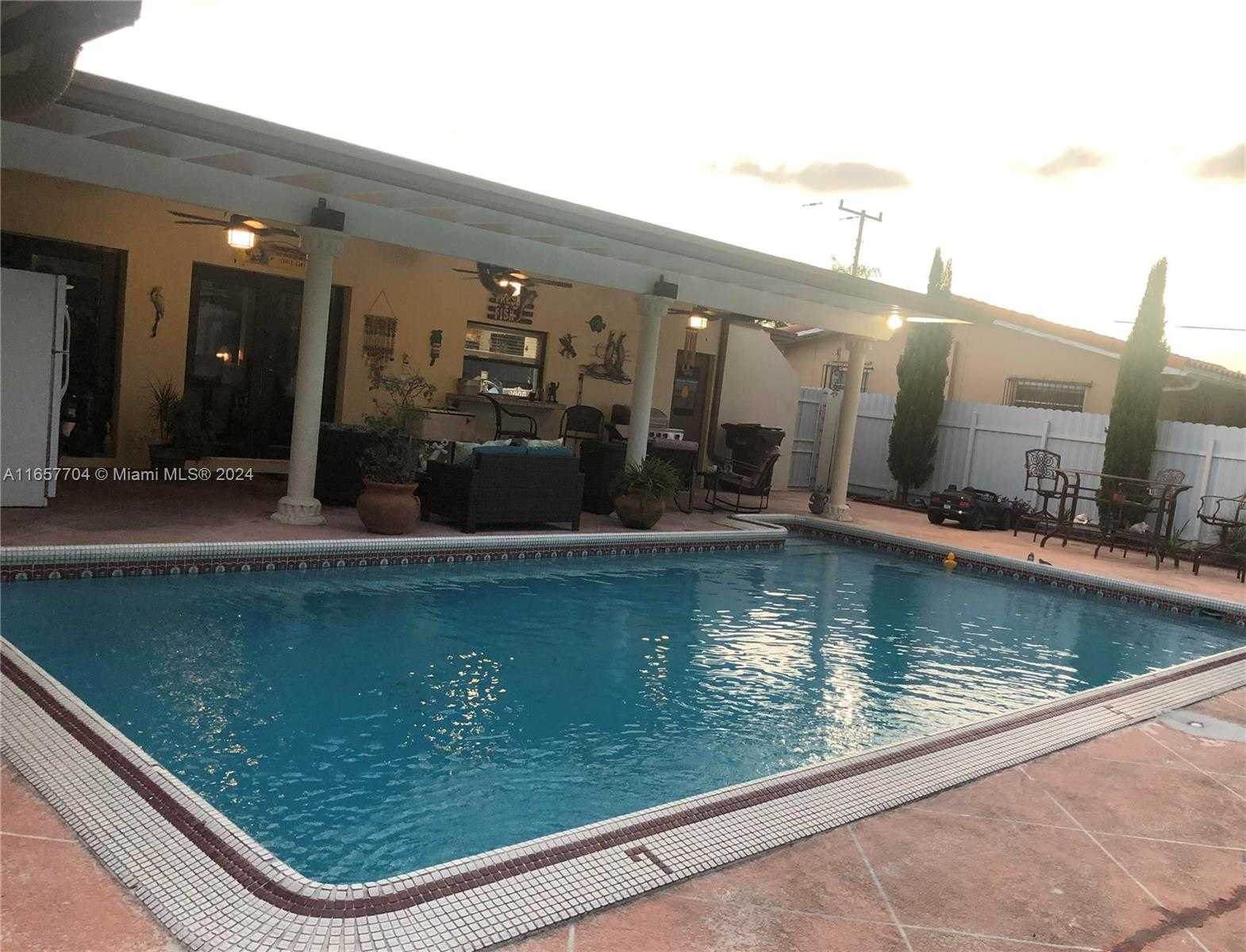 photo 1: 971 W 55th Pl, Hialeah FL 33012