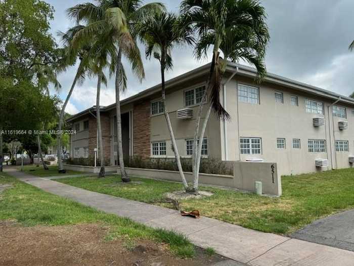 photo 1: 6511 Santona St Unit C12, Coral Gables FL 33146