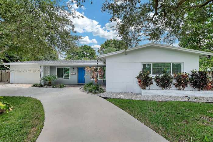 photo 1: 15925 SW 84th Ct, Palmetto Bay FL 33157