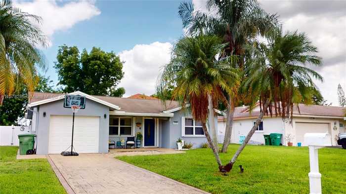 photo 1: 10709 NW 81st St, Tamarac FL 33321