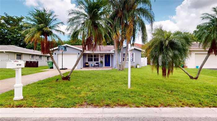 photo 2: 10709 NW 81st St, Tamarac FL 33321