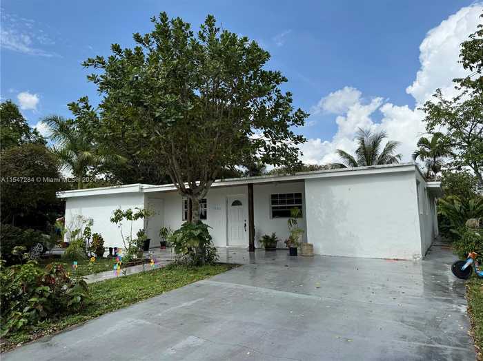 photo 2: 1585 NE 139th St, North Miami FL 33161