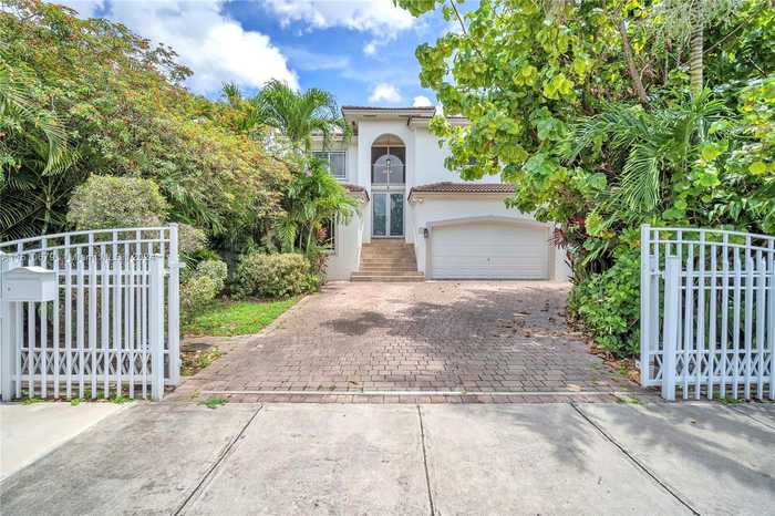 photo 1: 2913 SW 13th St, Miami FL 33145