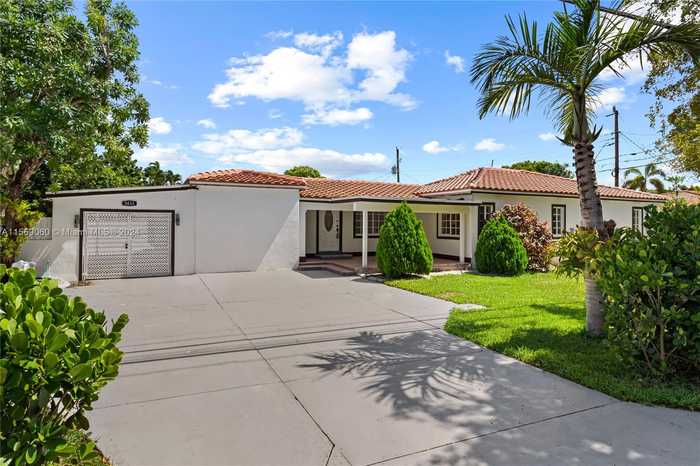 photo 1: 5833 SW 38th St, Miami FL 33155