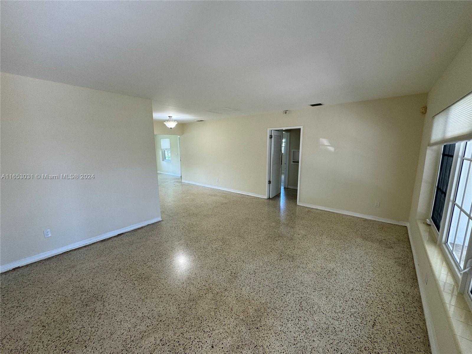 photo 3: 2125 Alamanda Dr, North Miami FL 33181