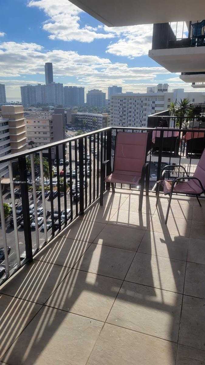 photo 3: 427 Golden Isles Dr Unit 11F, Hallandale Beach FL 33009