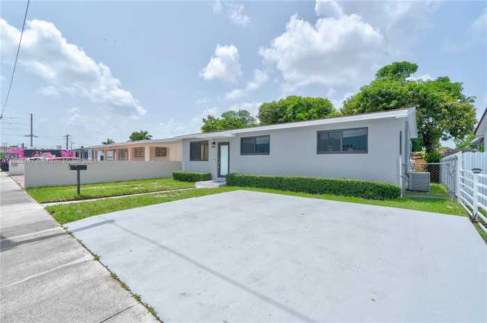 photo 2: 1135 W 23rd St, Hialeah FL 33010