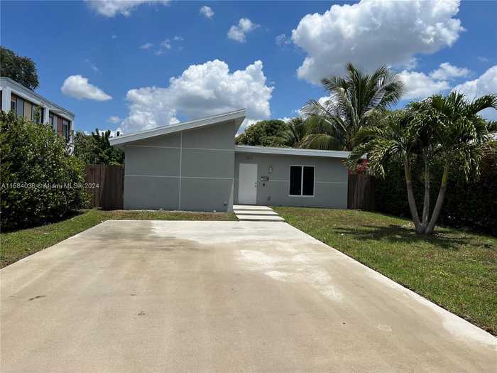 photo 1: 1263 NE 128th St, North Miami FL 33161