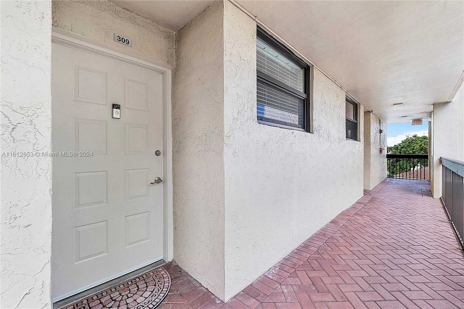 photo 2: 114 Lake Emerald Dr Unit 309, Oakland Park FL 33309