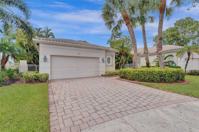 photo 2: 2525 Bay Pointe Ct, Weston FL 33327