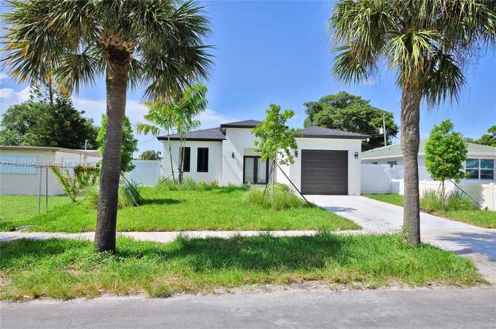 photo 2: 720 SW 10th St, Dania Beach FL 33004