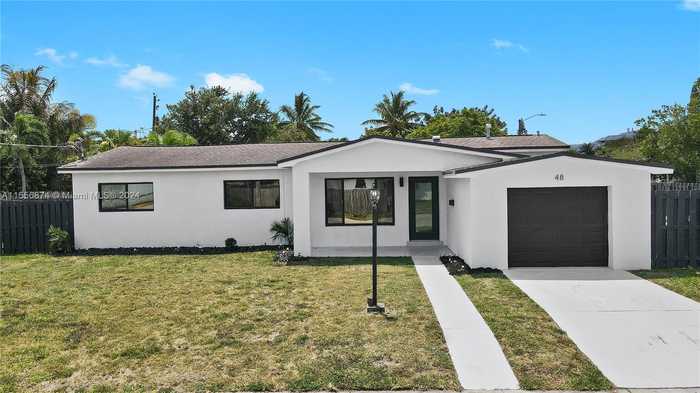 photo 1: 48 SE 7th St, Dania Beach FL 33004